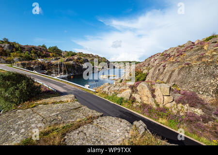 Brücke zwischen den Inseln Orust und Maloen in Schweden. Stockfoto