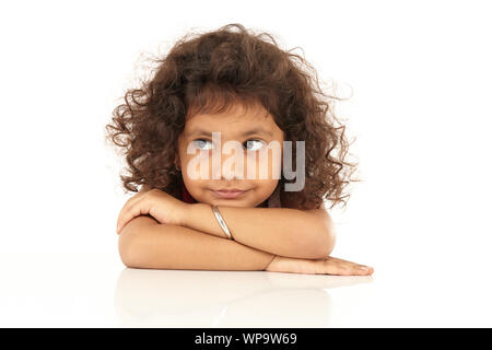 Mädchen, Kopf auf die Arme am Tisch ruht Stockfoto