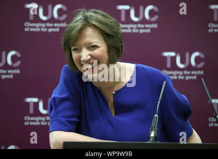 Frances O'Grady, Generalsekretär des Trades Union Congress, während einer Pressekonferenz im Grand Hotel in Brighton an Tag eins der 2019 TUC-Kongress. Stockfoto