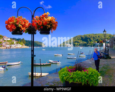 Frau, die in Dartmouth Devon, England, ein Eis isst Stockfoto