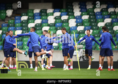 Belfast, UK. 08 Sep, 2019. Fussball: National Team, Final training Nordirland vor dem EM-Qualifikationsspiel in Nordirland - Deutschland in Windsor Park Stadion. Die Spieler warm up in der letzten Übung. Credit: Christian Charisius/dpa/Alamy leben Nachrichten Stockfoto