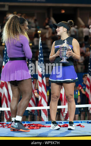 Bianca Andreescu (Kanada) und Serena Williams (USA) miteinander reden, nachdem Frauen Finale von US Open Meisterschaften an Billie Jean King National Tennis Center (Foto von Lew Radin/Pacific Press) Stockfoto