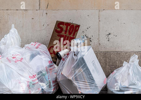 Die Gedumpten stoppen den Putsch Plakat mit Abfall Müll auf der Straße, in Westminster, London, UK nach Protest gegen Brexit, Großbritannien aus der Europäischen Union Stockfoto