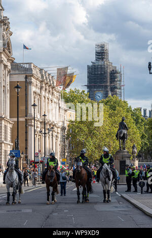 Proteste in Westminster, London, UK gegen Brexit, Großbritannien aus der Europäischen Union. Pro Brexit Demonstranten erzeugt Spannung. Berittene Polizei Stockfoto