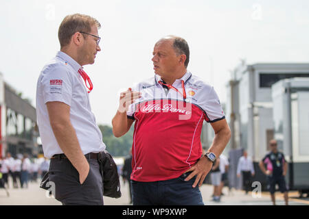 Motorsport: FIA Formel Eins-Weltmeisterschaft 2019, Grand Prix von Italien, Andreas Seidl (GER, McLaren F1 Team), Frédéric Vasseur (FRA, Alfa Romeo Racing), | Verwendung weltweit Stockfoto