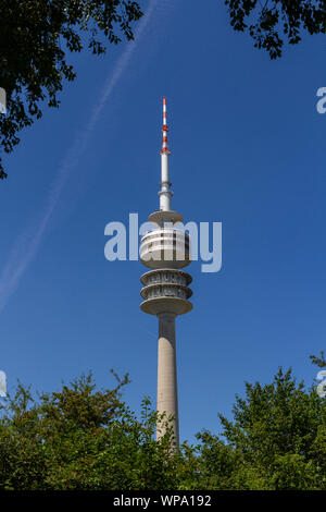 Der Olympiaturm, (Olympic Tower), Teil des Olympiaparks München 1972, München, Bayern, Deutschland. Stockfoto