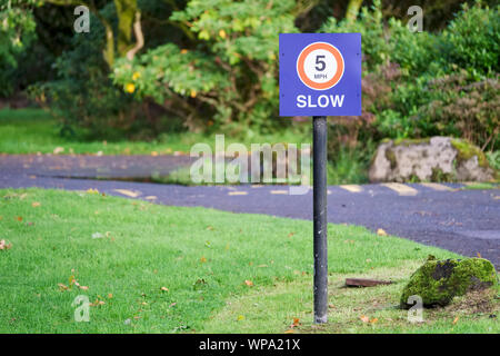 5 mph Höchstgeschwindigkeit Straße Zeichen an öffentlichen Park Stockfoto
