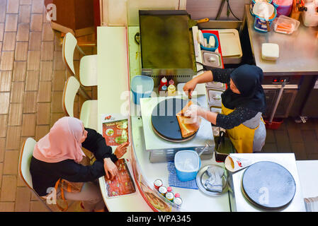 Jalan Tun Tan Chen Lock Markthalle, Frau Verkauf von Crepes zu Essen stehen, Kuala Lumpur Stockfoto