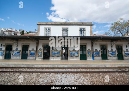 Handbemalte Fliese azulejo am Bahnhof in der Stadt Pinhao auf dem Fluss Douro, östlich von Porto in Portugal in Europa. Portugal, Regua, Apri Stockfoto