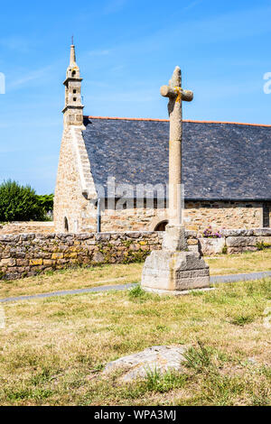 Seitenansicht der Granit Kapelle von Saint-Nicolas in Bugueles, Bretagne, Frankreich, mit seinen Ummauerten Kirchhof und Kalvarienberg auf der Seite eines kleinen Landes Stockfoto