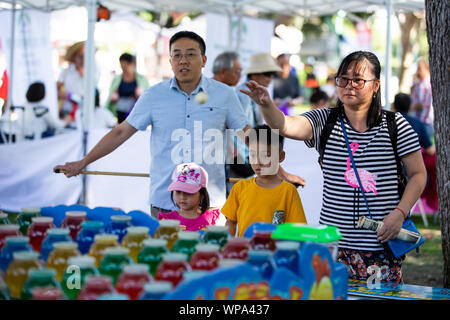 Los Angeles, USA. 7. Sep 2019. Menschen nehmen in einem Spiel während einer Aktivität die bevorstehende chinesische Mondfest in Los Angeles zu feiern, den Vereinigten Staaten, Sept. 7, 2019. Credit: Qian Weizhong/Xinhua Stockfoto