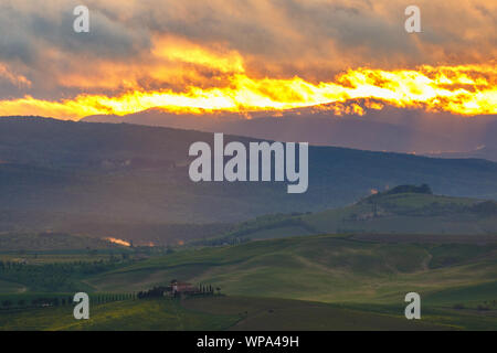 Sonnenuntergang über einem Tal in der Dämmerung Stockfoto