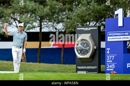 Winsen, Deutschland. 8. September 2019. Golf: European Tour - Europäische PGA Meisterschaft, singles, Männer, 4. Runde. Paul Casey aus England Wellen auf die Zuschauer. Foto: Axel Heimken/dpa Quelle: dpa Picture alliance/Alamy leben Nachrichten Stockfoto