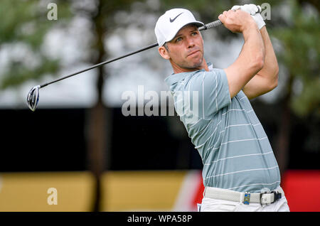 Winsen, Deutschland. 8. September 2019. Golf: European Tour - Europäische PGA Meisterschaft, singles, Männer, 4. Runde. Paul Casey aus England Wellen auf die Zuschauer. Foto: Axel Heimken/dpa Quelle: dpa Picture alliance/Alamy leben Nachrichten Stockfoto