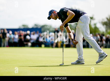 Winsen, Deutschland. 8. September 2019. Golf: European Tour - Europäische PGA Meisterschaft, singles, Männer, 4. Runde. Bernd Ritthammer aus Deutschland untersucht das Grün. Foto: Axel Heimken/dpa Quelle: dpa Picture alliance/Alamy leben Nachrichten Stockfoto