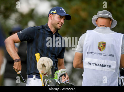 Winsen, Deutschland. 8. September 2019. Golf: European Tour - Europäische PGA Meisterschaft, singles, Männer, 4. Runde. Bernd Ritthammer aus Deutschland spricht mit seinem Caddy. Foto: Axel Heimken/dpa Quelle: dpa Picture alliance/Alamy leben Nachrichten Stockfoto