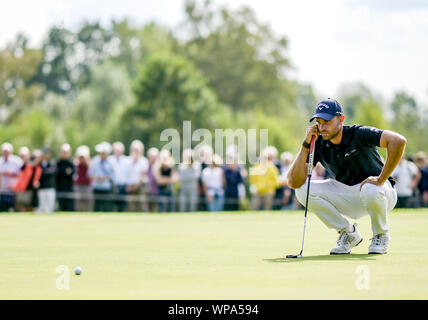 Winsen, Deutschland. 8. September 2019. Golf: European Tour - Europäische PGA Meisterschaft, singles, Männer, 4. Runde. Bernd Ritthammer aus Deutschland untersucht das Grün. Foto: Axel Heimken/dpa Quelle: dpa Picture alliance/Alamy leben Nachrichten Stockfoto