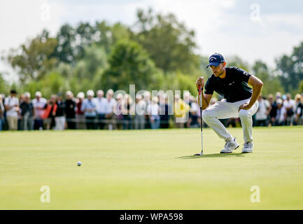 Winsen, Deutschland. 8. September 2019. Golf: European Tour - Europäische PGA Meisterschaft, singles, Männer, 4. Runde. Bernd Ritthammer aus Deutschland untersucht das Grün. Foto: Axel Heimken/dpa Quelle: dpa Picture alliance/Alamy leben Nachrichten Stockfoto