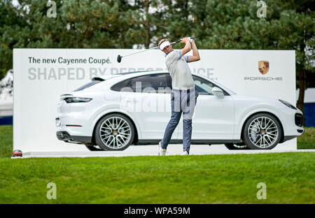 Winsen, Deutschland. 8. September 2019. Golf: European Tour - Europäische PGA Meisterschaft, singles, Männer, 4. Runde. Ben Evans aus England trifft eine Kugel. Foto: Axel Heimken/dpa Quelle: dpa Picture alliance/Alamy leben Nachrichten Stockfoto