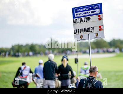 Winsen, Deutschland. 8. September 2019. Golf: European Tour - Europäische PGA Meisterschaft, singles, Männer, 4. Runde. Die Spieler Ritthammer und Macintyre werden vom Publikum und den Medien begleitet. Foto: Axel Heimken/dpa Quelle: dpa Picture alliance/Alamy leben Nachrichten Stockfoto