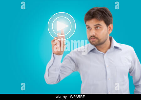 Geschäftsmann drückt Startplay-Taste auf dem virtuellen Bildschirm Stockfoto