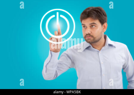 Geschäftsmann, die Ein-/Ausschalttaste auf erweiterte Touch-Screen-Oberfläche zu berühren Stockfoto