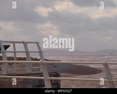 Landschaft - Seascape geschossen von einer Möwe das Fliegen über den rauen Meer an einem stürmischen Tag in Rhyl North Wales england Stockfoto