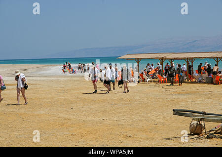 Touristen am Strand von Ein Gedi am Toten Meer, Israel Stockfoto