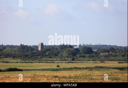 Die Kirche in Holme-next-the-Sea an der nördlichen Küste von Norfolk über Weideland gesehen an Thornham. Stockfoto