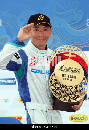 Chiba, Japan. 8. Sep 2019. Japanische pilot Yoshihide Muroya hält die Trophäe als er Red Bull Air Race World Championship in Chiba, Vorort von Tokio am Sonntag gewann, 8. September 2019. Muroya gewann die Endrunde der Meisterschaft, während Matt Hall aus Australien die Gesamtwertung gewonnen. Credit: Yoshio Tsunoda/LBA/Alamy leben Nachrichten Stockfoto