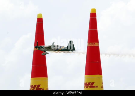 Chiba, Japan. 8. Sep 2019. Australische pilot Matt Hall geht durch Masten der Red Bull Air Race World Championship in Chiba, Vorort von Tokio am Sonntag, den 8. September 2019. Halle beendete den dritten, während er die Gesamtwertung gewonnen. Credit: Yoshio Tsunoda/LBA/Alamy leben Nachrichten Stockfoto