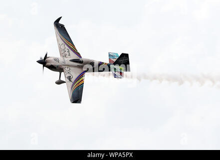 Chiba, Japan. 8. Sep 2019. Australische pilot Matt Hall Geschwindigkeiten bei Red Bull Air Race World Championship in Chiba, Vorort von Tokio am Sonntag, den 8. September 2019. Halle beendete den dritten, während er die Gesamtwertung gewonnen. Credit: Yoshio Tsunoda/LBA/Alamy leben Nachrichten Stockfoto