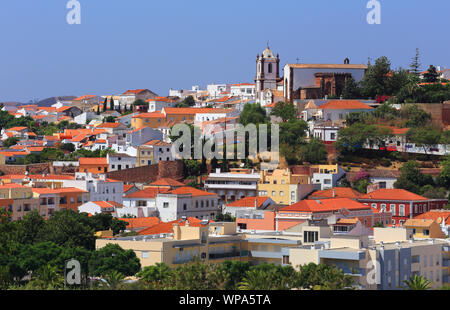 Portugal, Algarve, Panoramablick auf die mittelalterliche Stadt Silves - Kathedrale am Horizont. Stockfoto