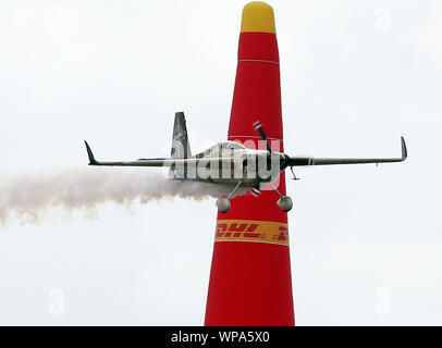 Chiba, Japan. 8. Sep 2019. Australische pilot Matt Hall übergibt einen Pylon der Red Bull Air Race World Championship in Chiba, Vorort von Tokio am Sonntag, den 8. September 2019. Halle beendete den dritten, während er die Gesamtwertung gewonnen. Credit: Yoshio Tsunoda/LBA/Alamy leben Nachrichten Stockfoto