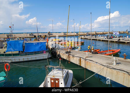 Angelboote/Fischerboote in der antiken Hafenstadt Jaffa, Israel Stockfoto