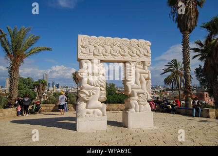 Israel, Altstadt von Jaffa Statue des Glaubens (AKA geschnitzten Stein Tür) von Daniel Kafri, Abrasha Summit Park (Gan Hapisga), mit Blick auf Tel Aviv. Stockfoto