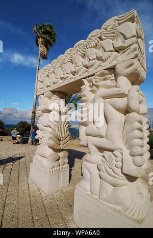 Israel, Altstadt von Jaffa Statue des Glaubens (AKA geschnitzten Stein Tür) von Daniel Kafri, Abrasha Summit Park (Gan Hapisga), mit Blick auf Tel Aviv. Stockfoto