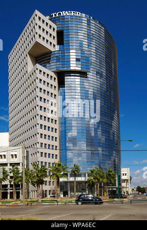 Modernes Bürogebäude am 28 HaMered Street, Tel Aviv, Israel in der Nähe von Mittelmeer und Jaffa. Stockfoto