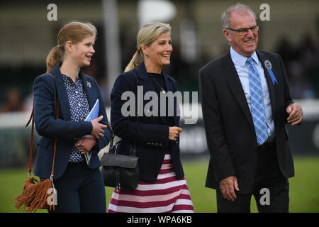 (Nach rechts) Frau Louise Windsor und die Gräfin von Wessex im Land Rover Burghley Horse Trials in Stamford, Lincolnshire nach links. Stockfoto