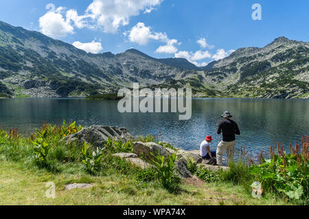 Familie auf die erstaunliche Landschaft in Richtung Popovo See und die Gipfel während eines Sommer Wochenende, Pirin-gebirge, Bulgarien Stockfoto