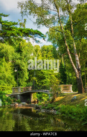 Brücke am Kanal durch den See in Ujazdow Park (Polnisch: Park Ujazdowski), Stadt Warschau in Polen. Stockfoto