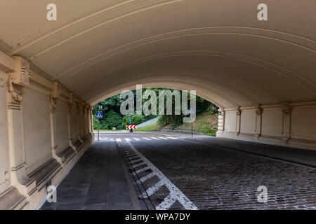 Cobblestone Karowa Straße unter der Markiewicz Viadukt in Warschau in Polen, arch Straße Brücke wurde 1905 erbaut. Stockfoto