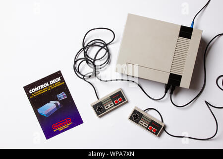 Ein wunderschön Studio Aufnahme des ursprünglichen "NES" Nintendo Entertainment System TV Spielekonsole Stockfoto