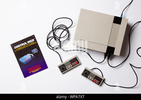 Ein wunderschön Studio Aufnahme des ursprünglichen "NES" Nintendo Entertainment System TV Spielekonsole Stockfoto
