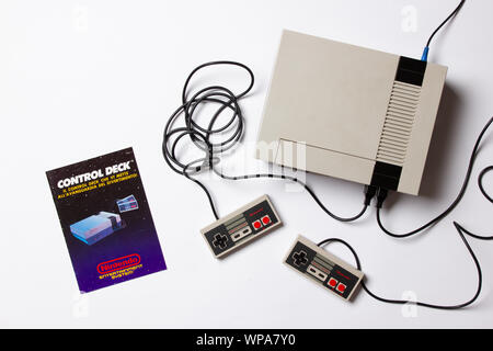 Ein wunderschön Studio Aufnahme des ursprünglichen "NES" Nintendo Entertainment System TV Spielekonsole Stockfoto