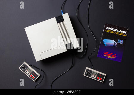 Ein wunderschön Studio Aufnahme des ursprünglichen "NES" Nintendo Entertainment System TV Spielekonsole Stockfoto