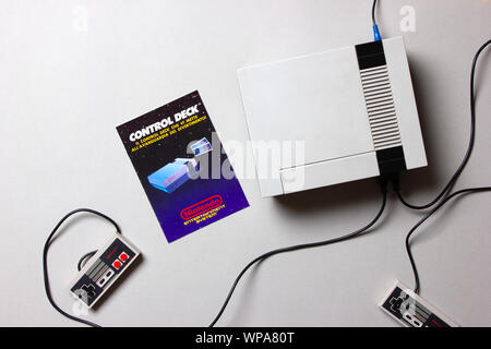 Ein wunderschön Studio Aufnahme des ursprünglichen "NES" Nintendo Entertainment System TV Spielekonsole Stockfoto