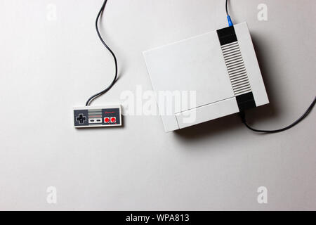 Ein wunderschön Studio Aufnahme des ursprünglichen "NES" Nintendo Entertainment System TV Spielekonsole Stockfoto