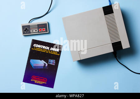 Ein wunderschön Studio Aufnahme des ursprünglichen "NES" Nintendo Entertainment System TV Spielekonsole Stockfoto