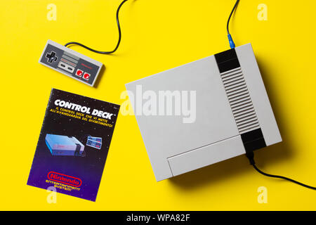 Ein wunderschön Studio Aufnahme des ursprünglichen "NES" Nintendo Entertainment System TV Spielekonsole Stockfoto